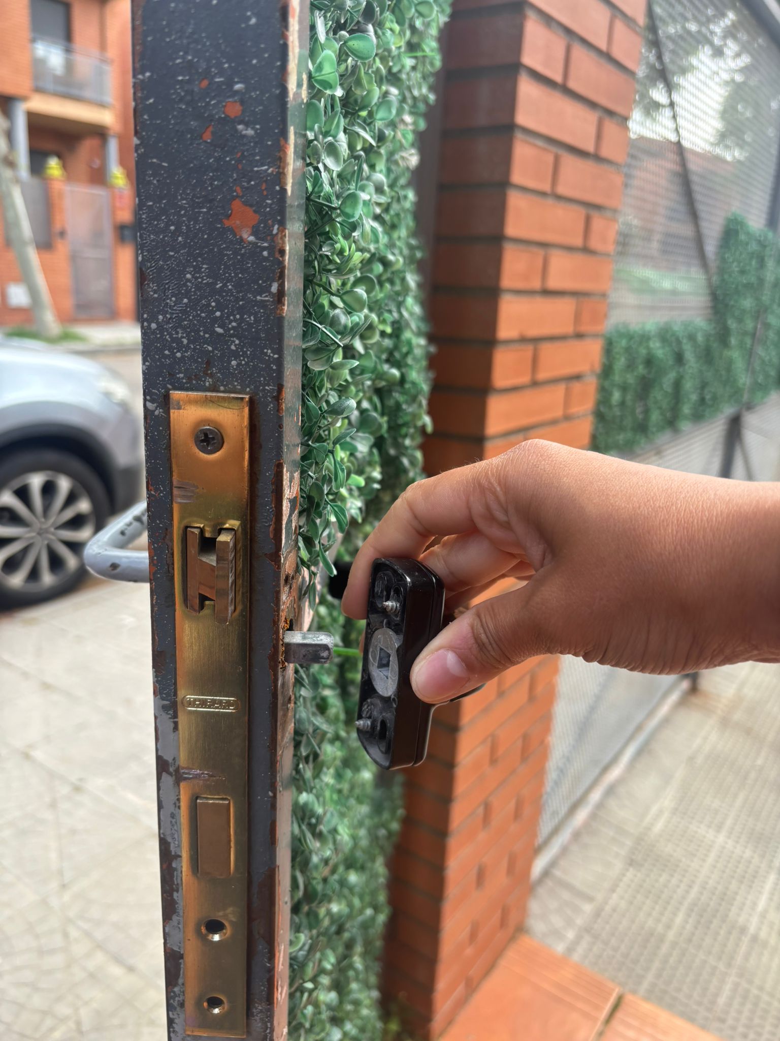 ¿La puerta exterior de tu chalet no cierra bien?