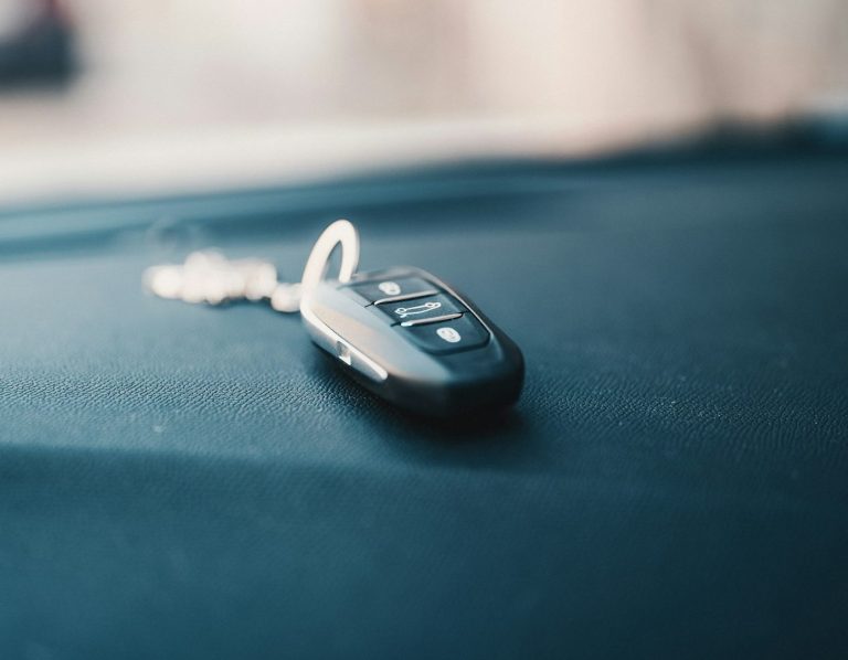 Hombre no puede abrir su coche en Valdemoro.