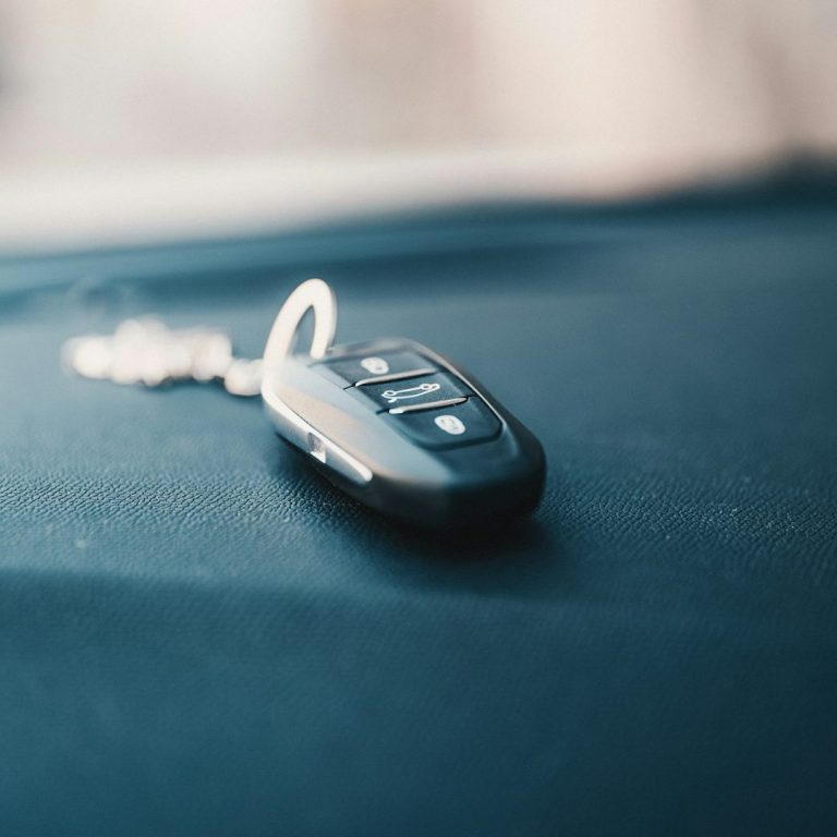 Hombre no puede abrir su coche en Valdemoro. Hombre no puede abrir su coche en Valdemoro.