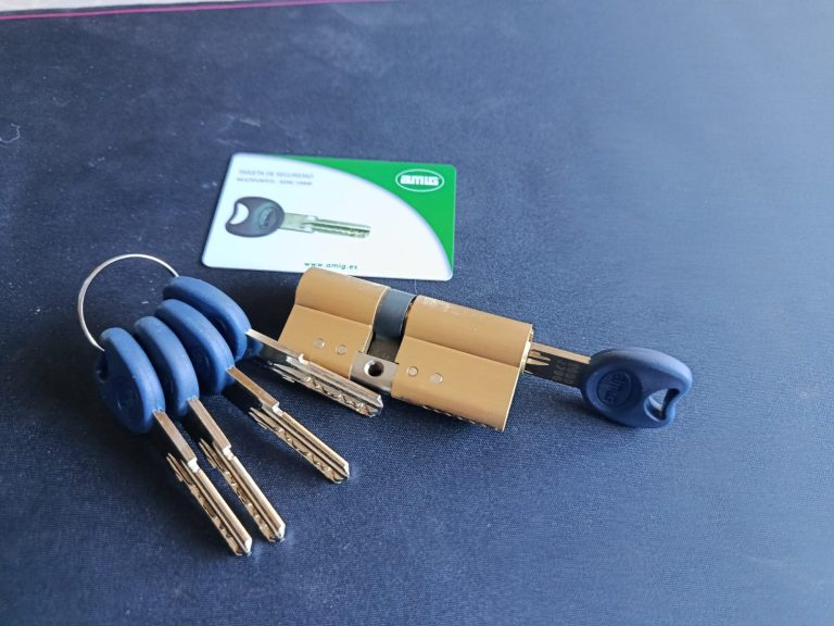 Hombre sostiene en la mano bombín con llave.