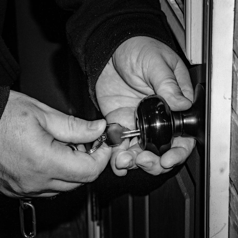 Cerrajero en Ciempozuelos sostiene en la mano bombín con llave. Cerrajero en Ciempozuelos sostiene en la mano bombín con llave En Ciempozuelos.