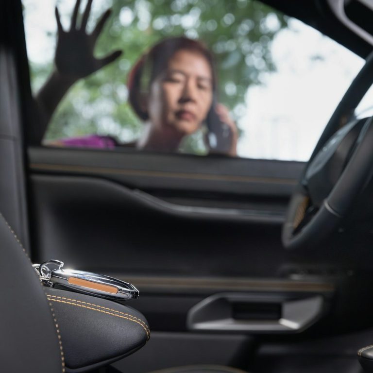 Hombre no puede abrir su coche en Ciempozuelos. Hombre no puede abrir su coche en Ciempozuelos.