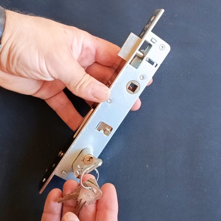 Cerrajero en Ciempozuelos sostiene en la mano bombín con llave En Ciempozuelos.