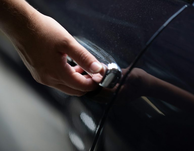 Hombre no puede abrir su coche en Valdemoro.