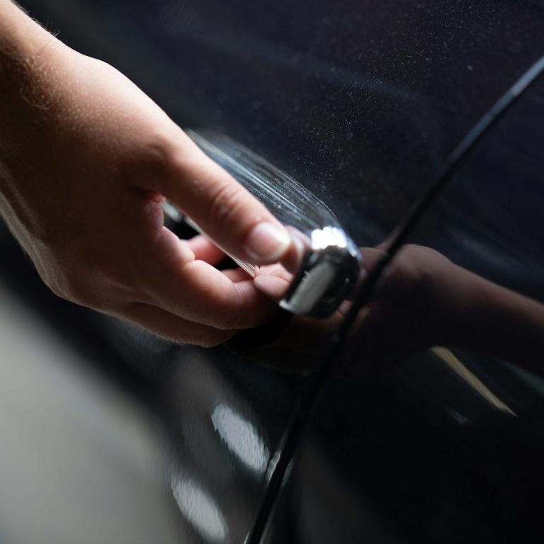 Hombre no puede abrir su coche en Ciempozuelos. Hombre no puede abrir su coche en Ciempozuelos.